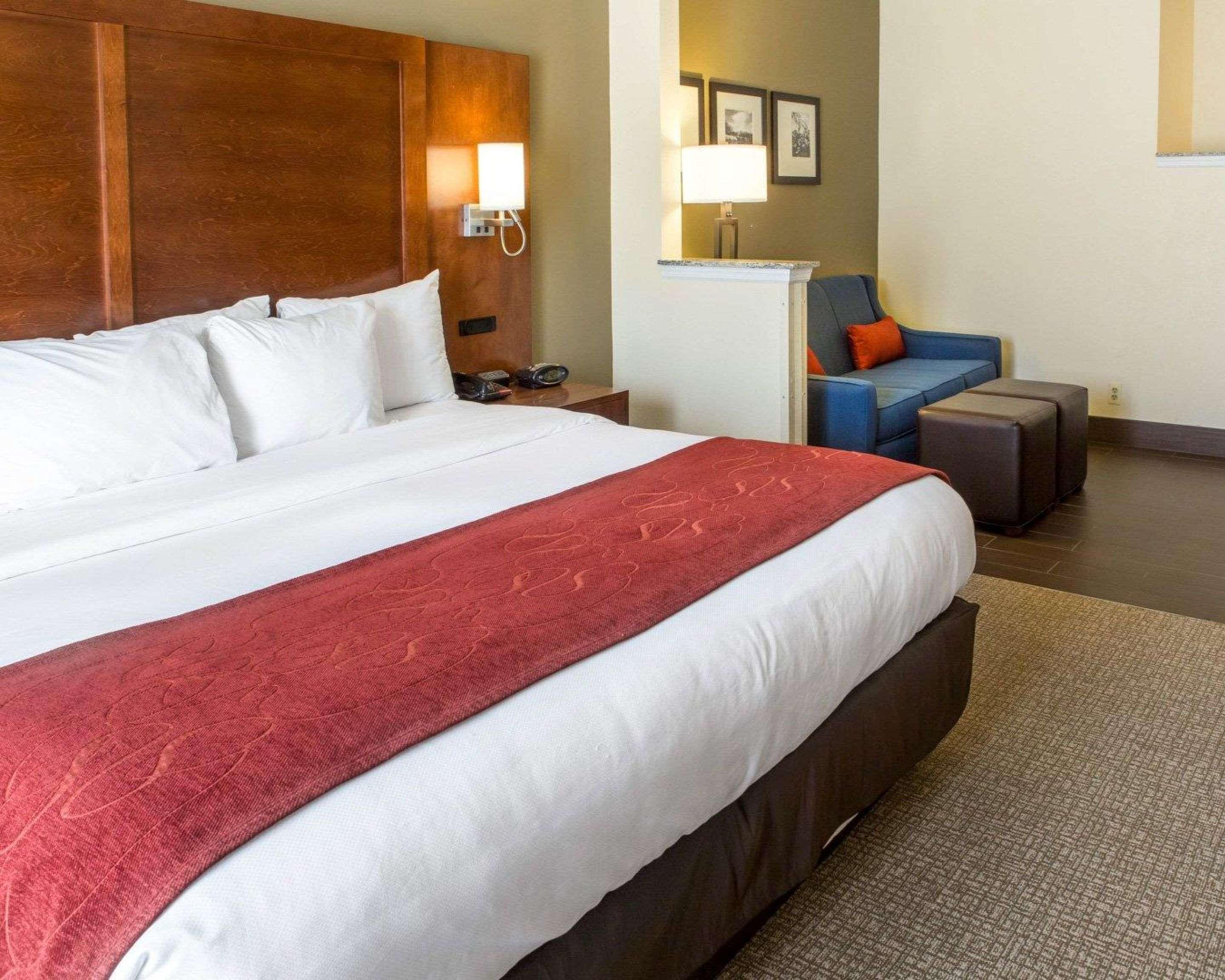 Comfort Suites Newark - Harrison Екстериор снимка