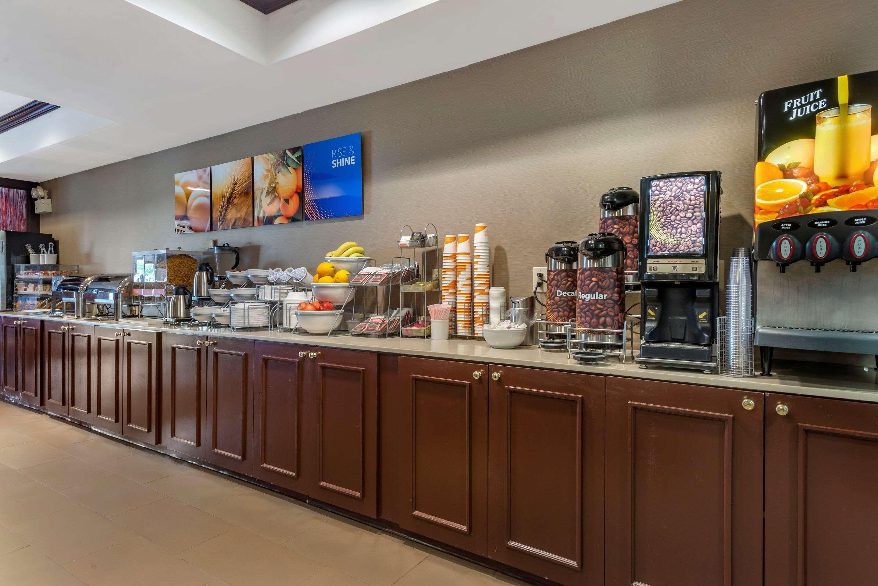 Comfort Suites Newark - Harrison Екстериор снимка