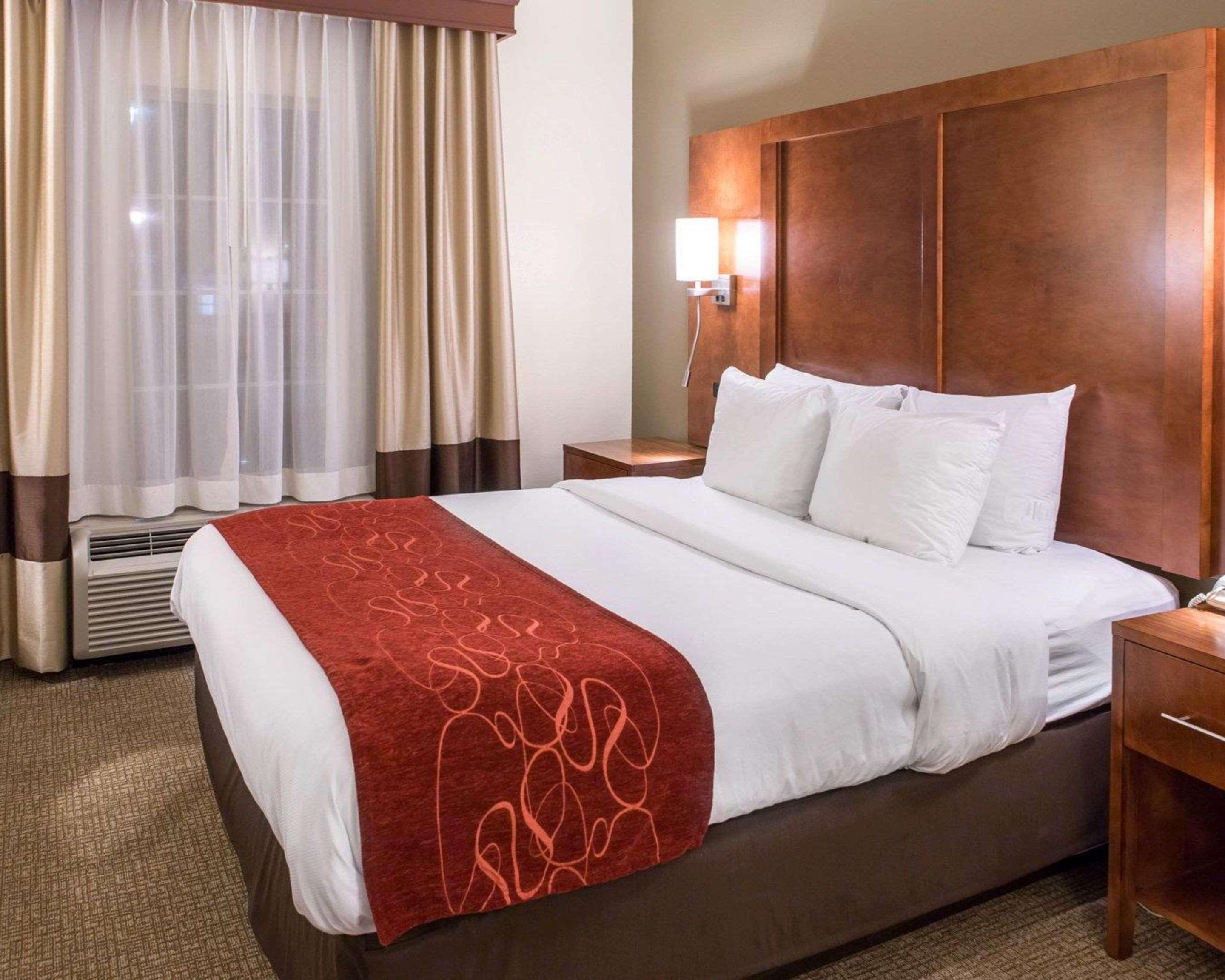 Comfort Suites Newark - Harrison Екстериор снимка