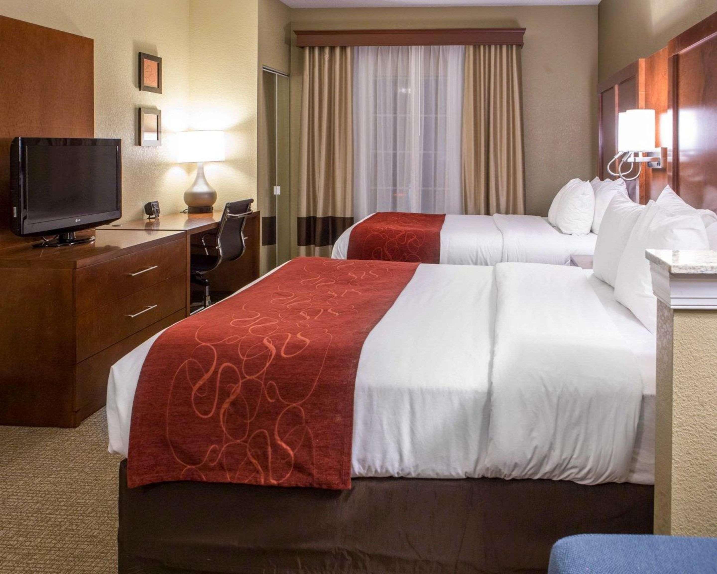 Comfort Suites Newark - Harrison Екстериор снимка