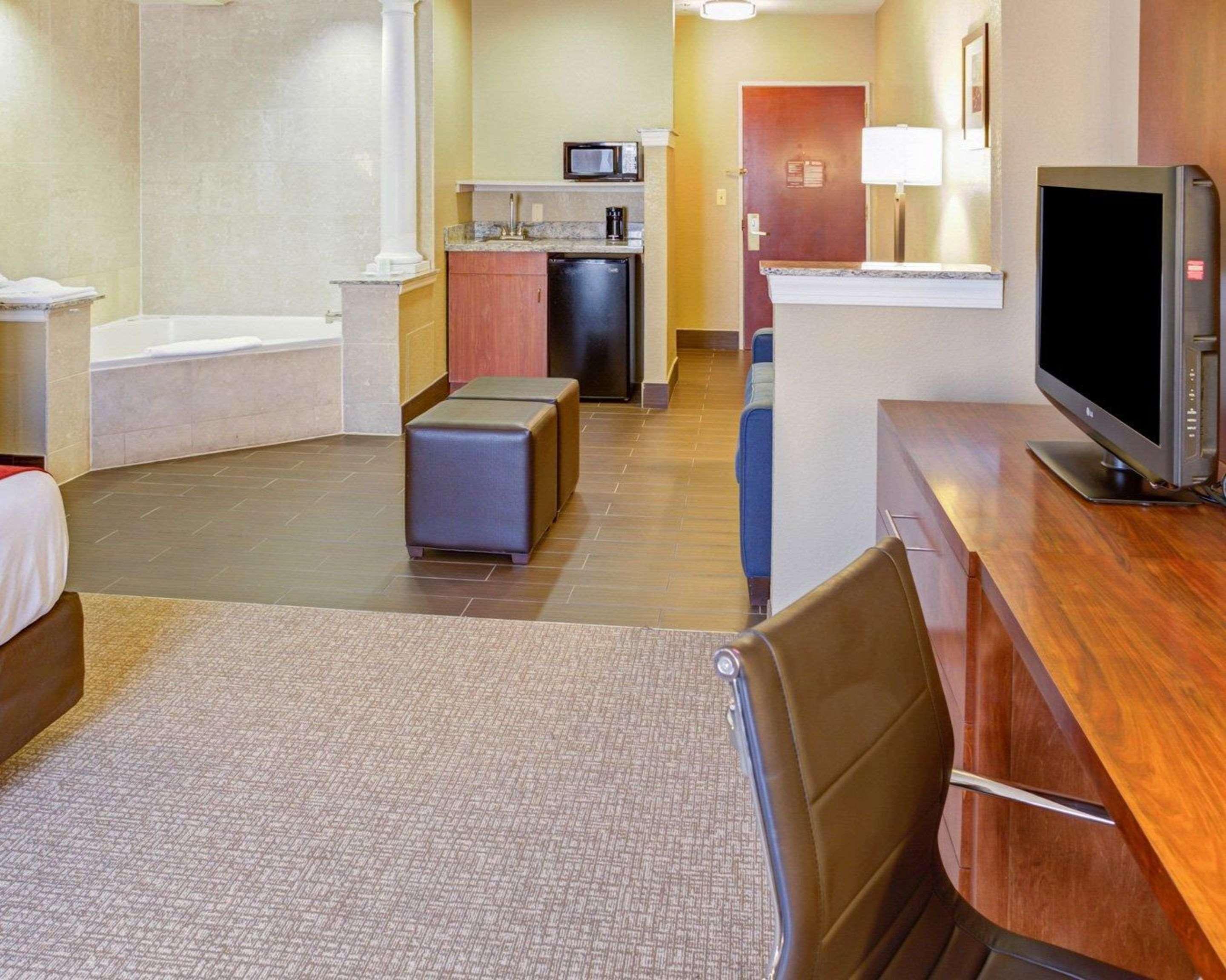 Comfort Suites Newark - Harrison Екстериор снимка