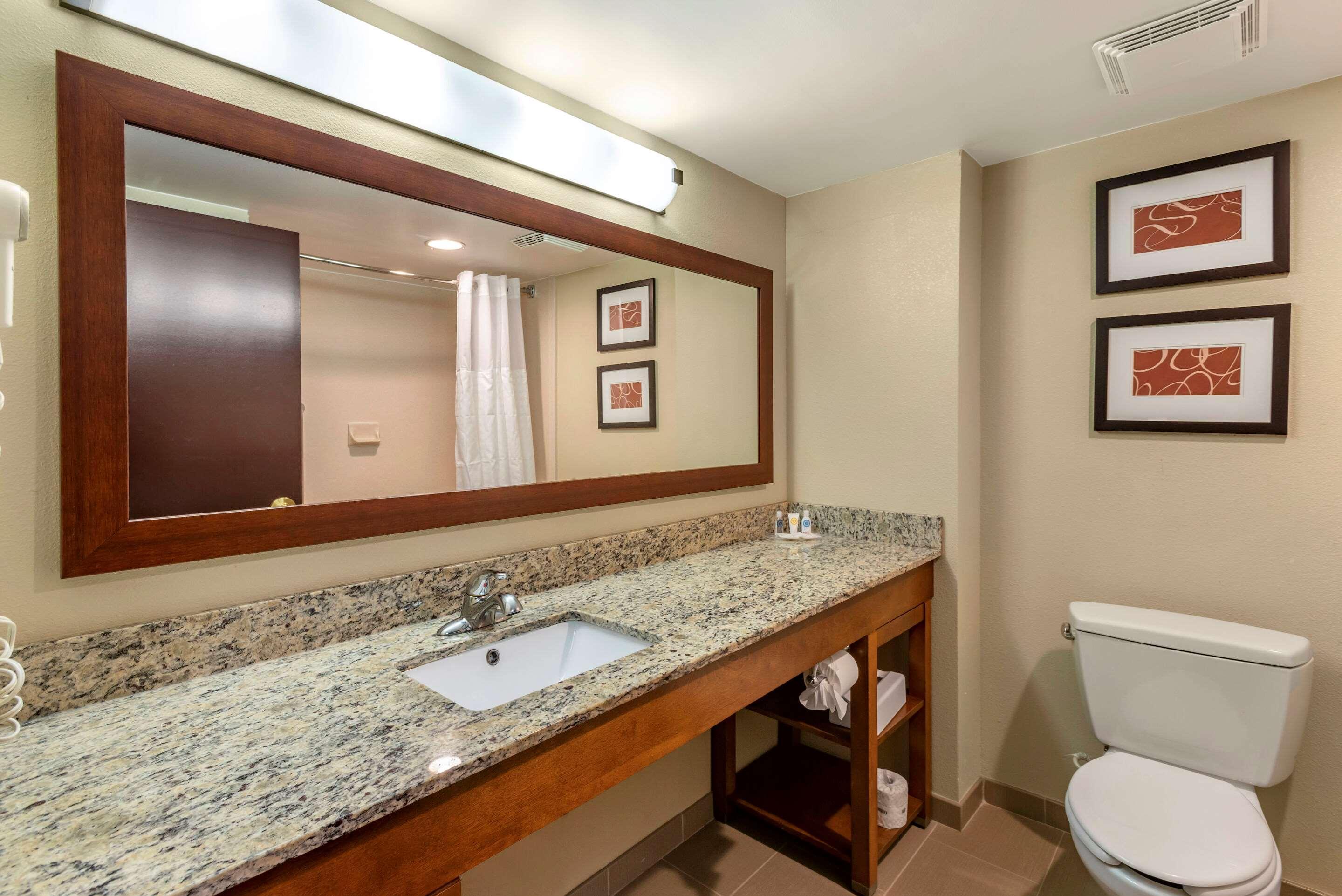 Comfort Suites Newark - Harrison Екстериор снимка