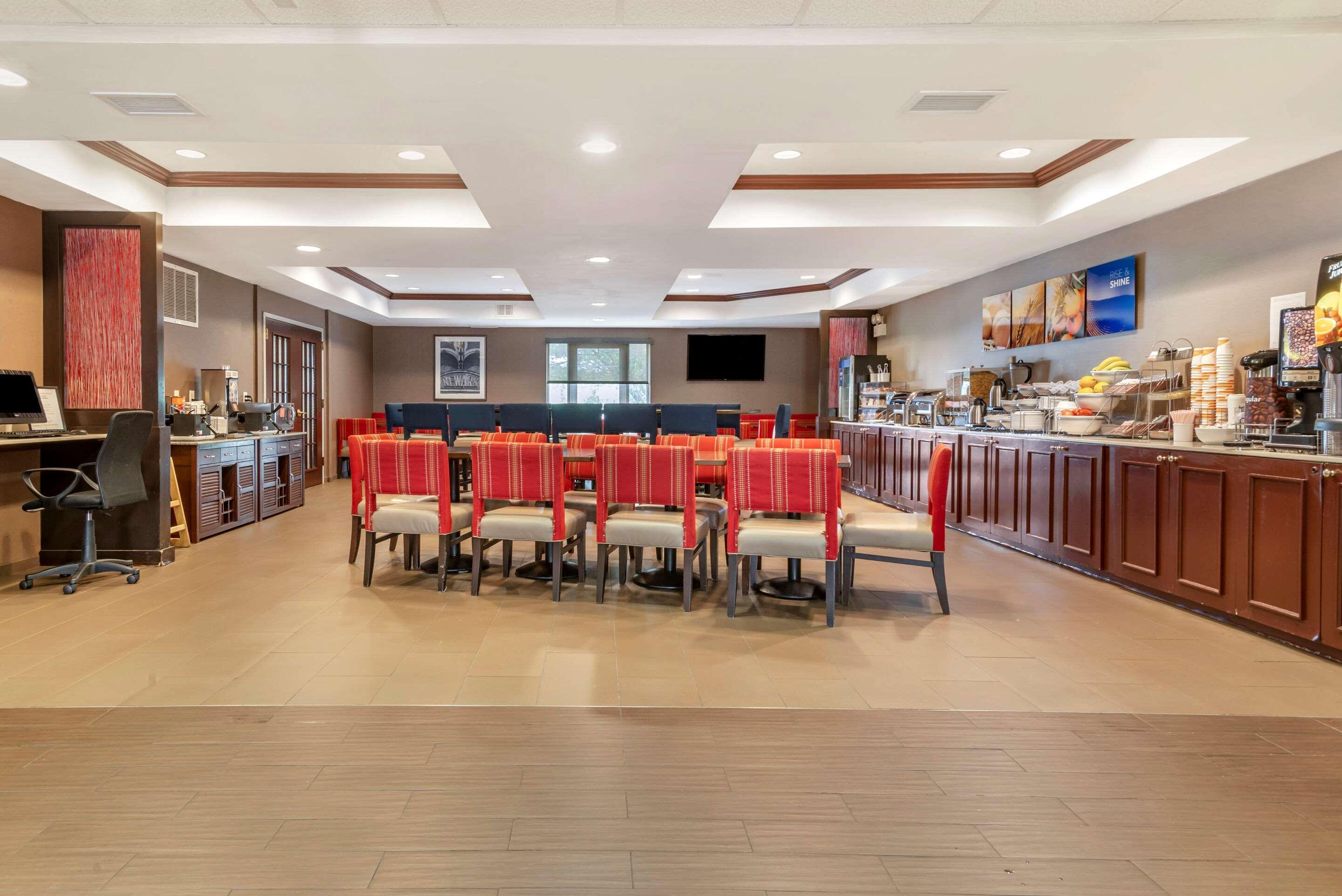 Comfort Suites Newark - Harrison Екстериор снимка