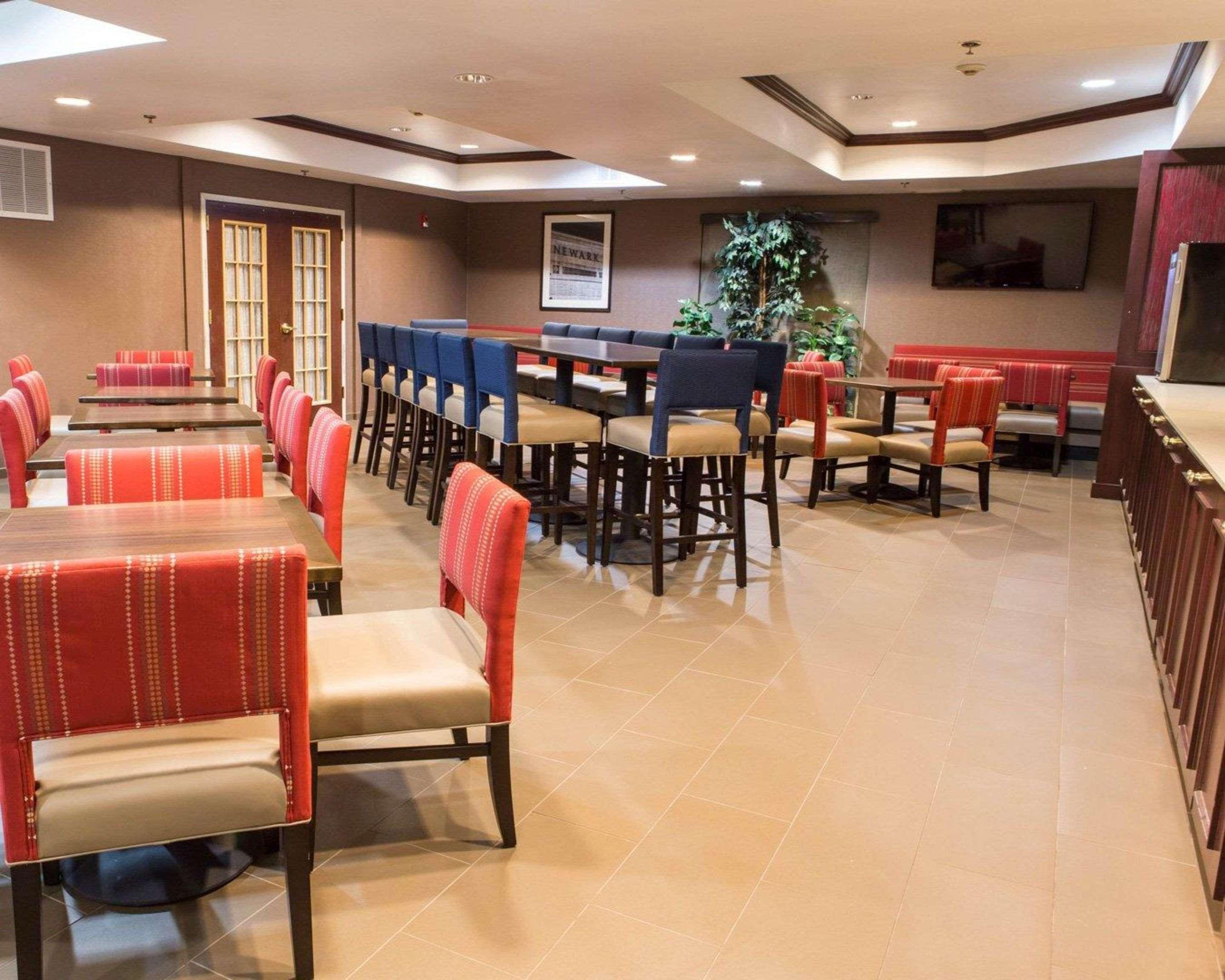 Comfort Suites Newark - Harrison Екстериор снимка