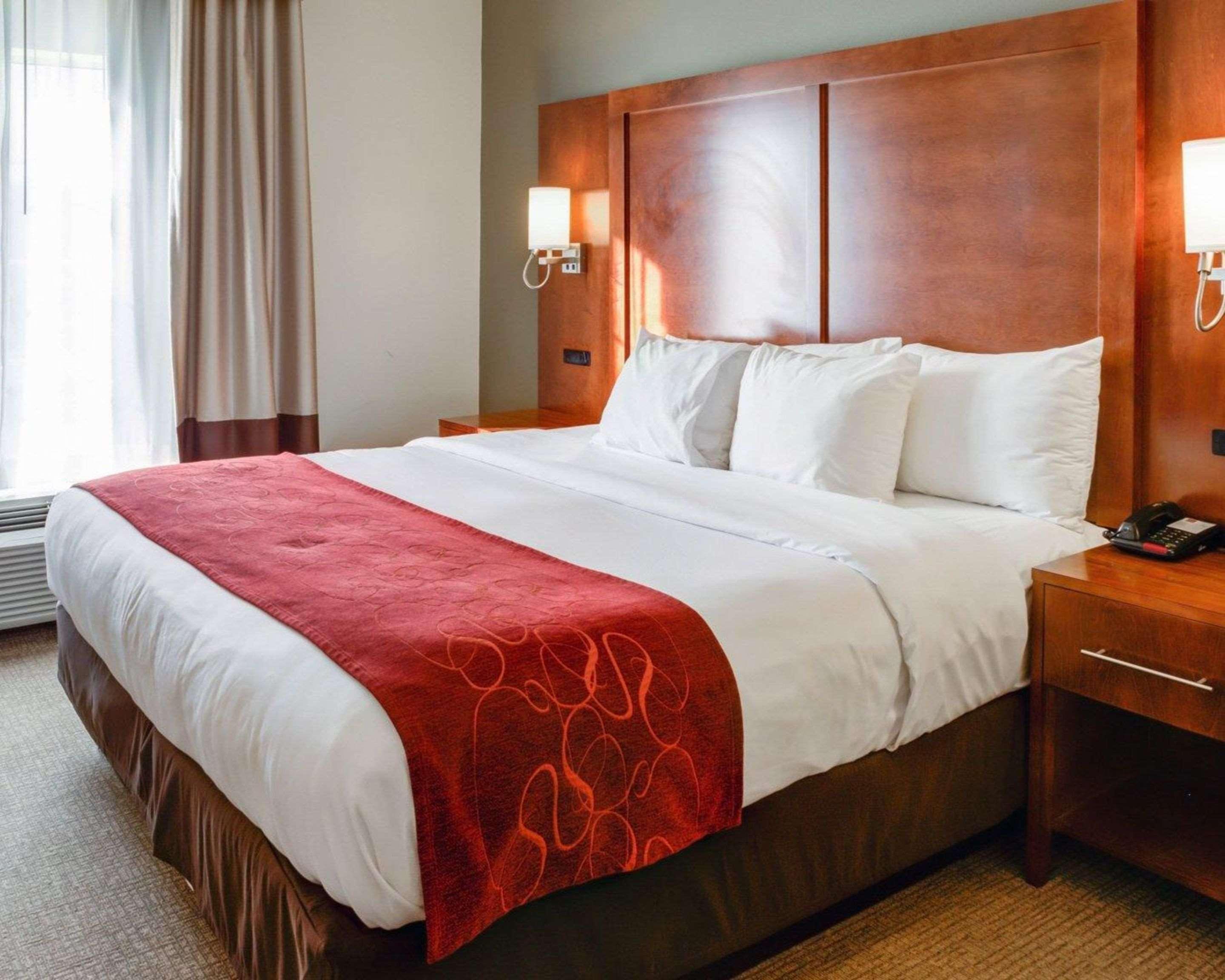 Comfort Suites Newark - Harrison Екстериор снимка