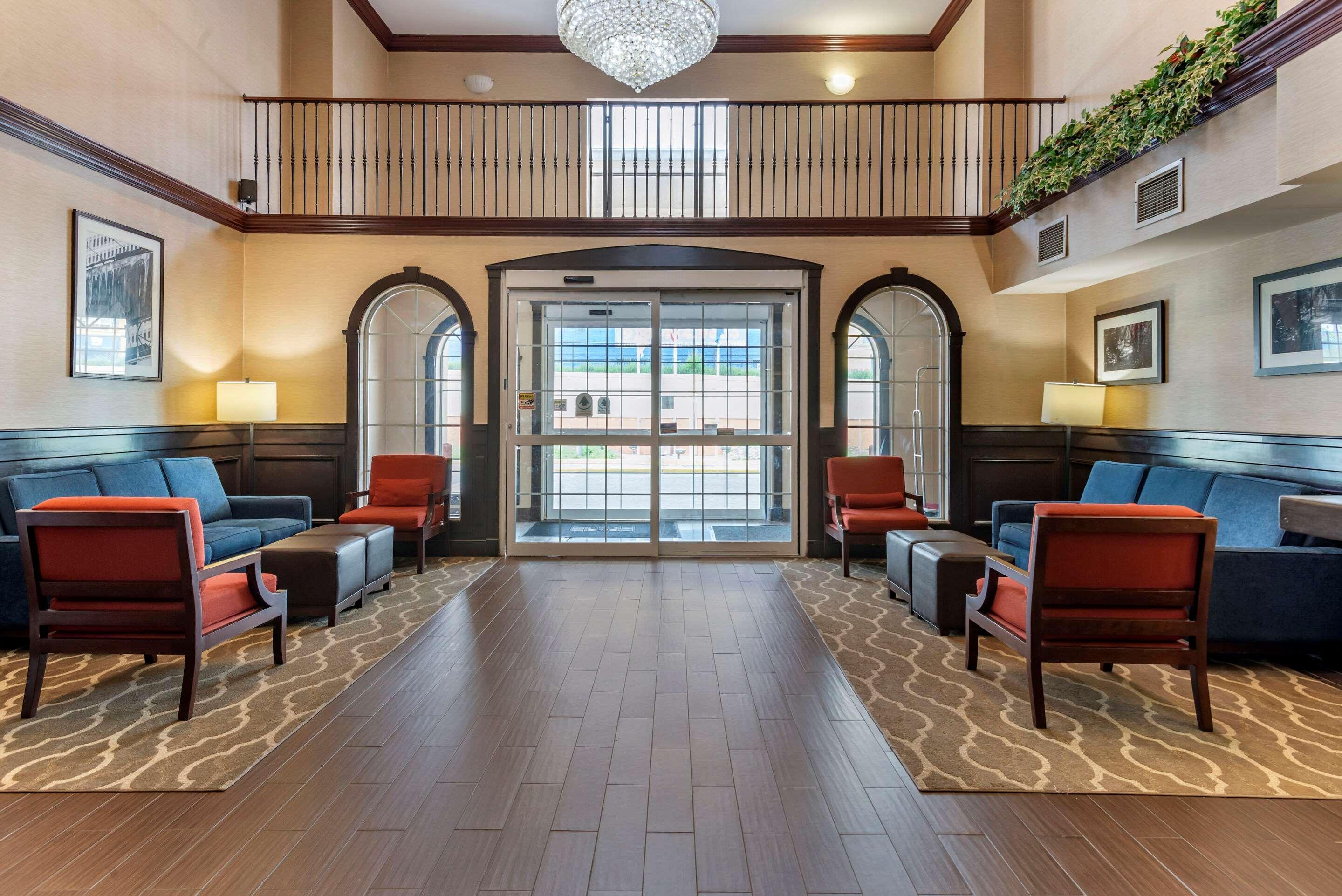 Comfort Suites Newark - Harrison Екстериор снимка
