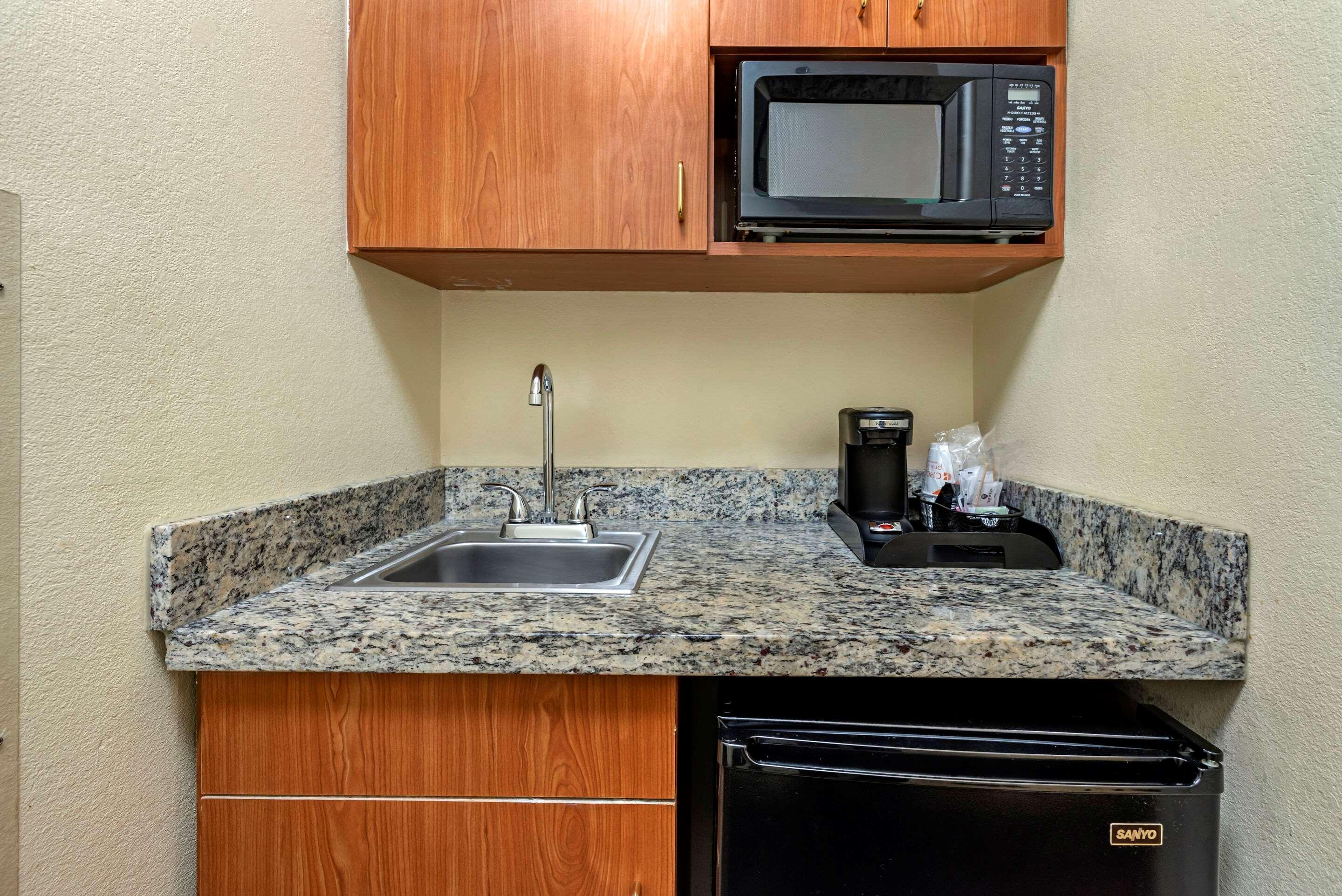 Comfort Suites Newark - Harrison Екстериор снимка
