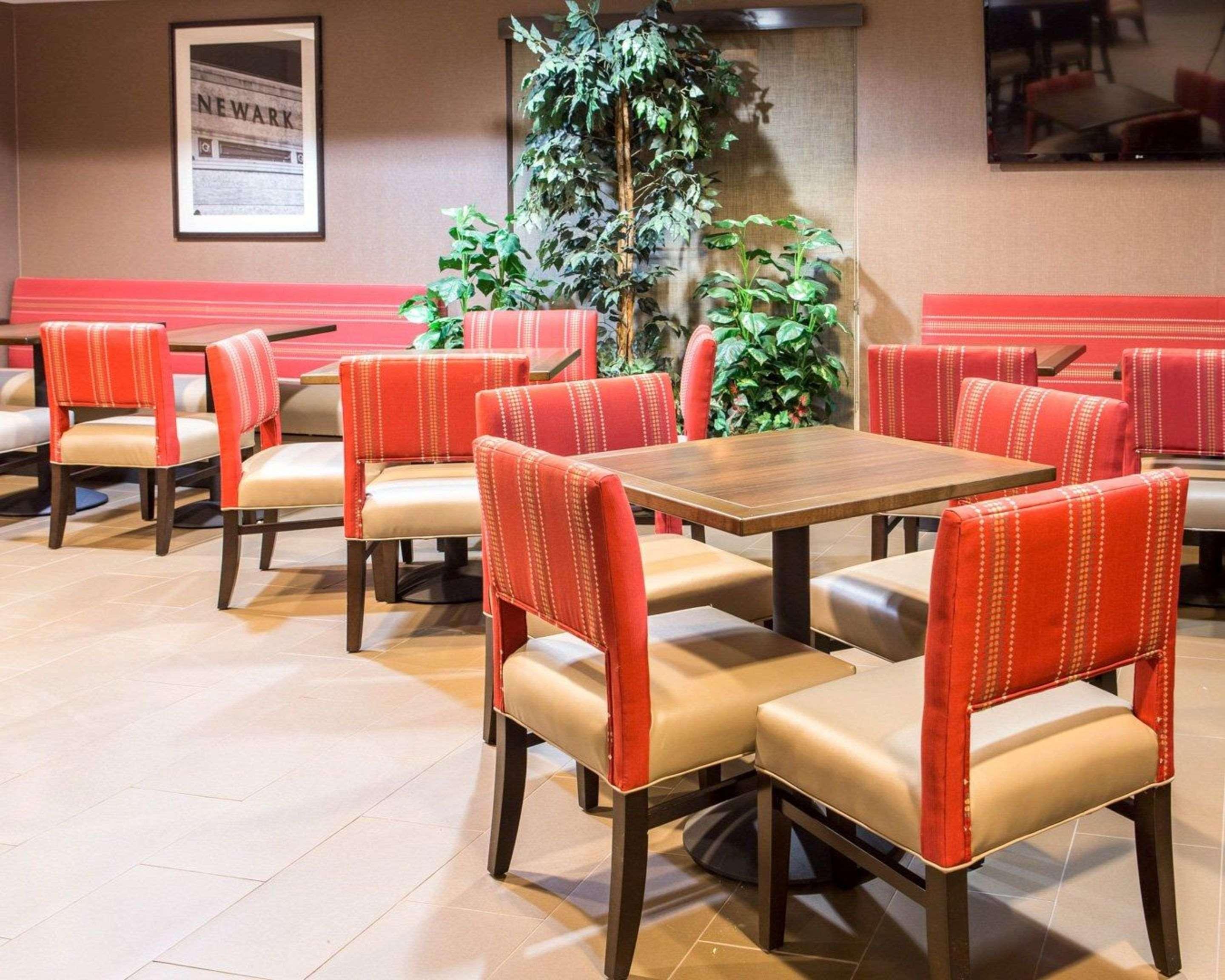 Comfort Suites Newark - Harrison Екстериор снимка