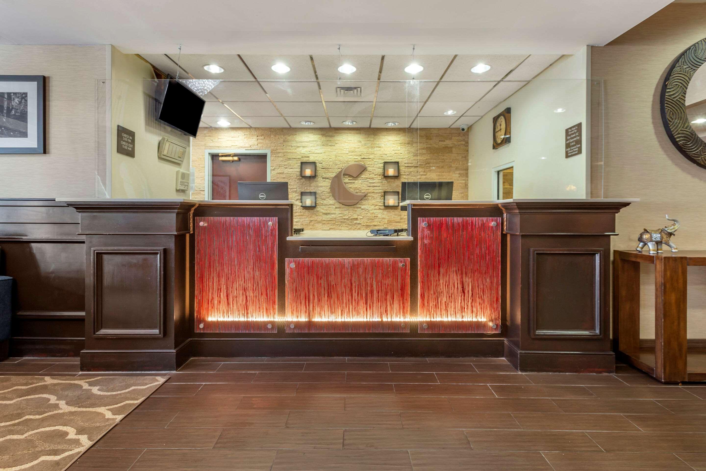 Comfort Suites Newark - Harrison Екстериор снимка