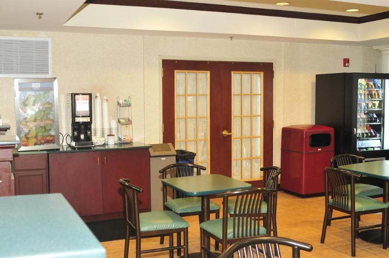 Comfort Suites Newark - Harrison Екстериор снимка